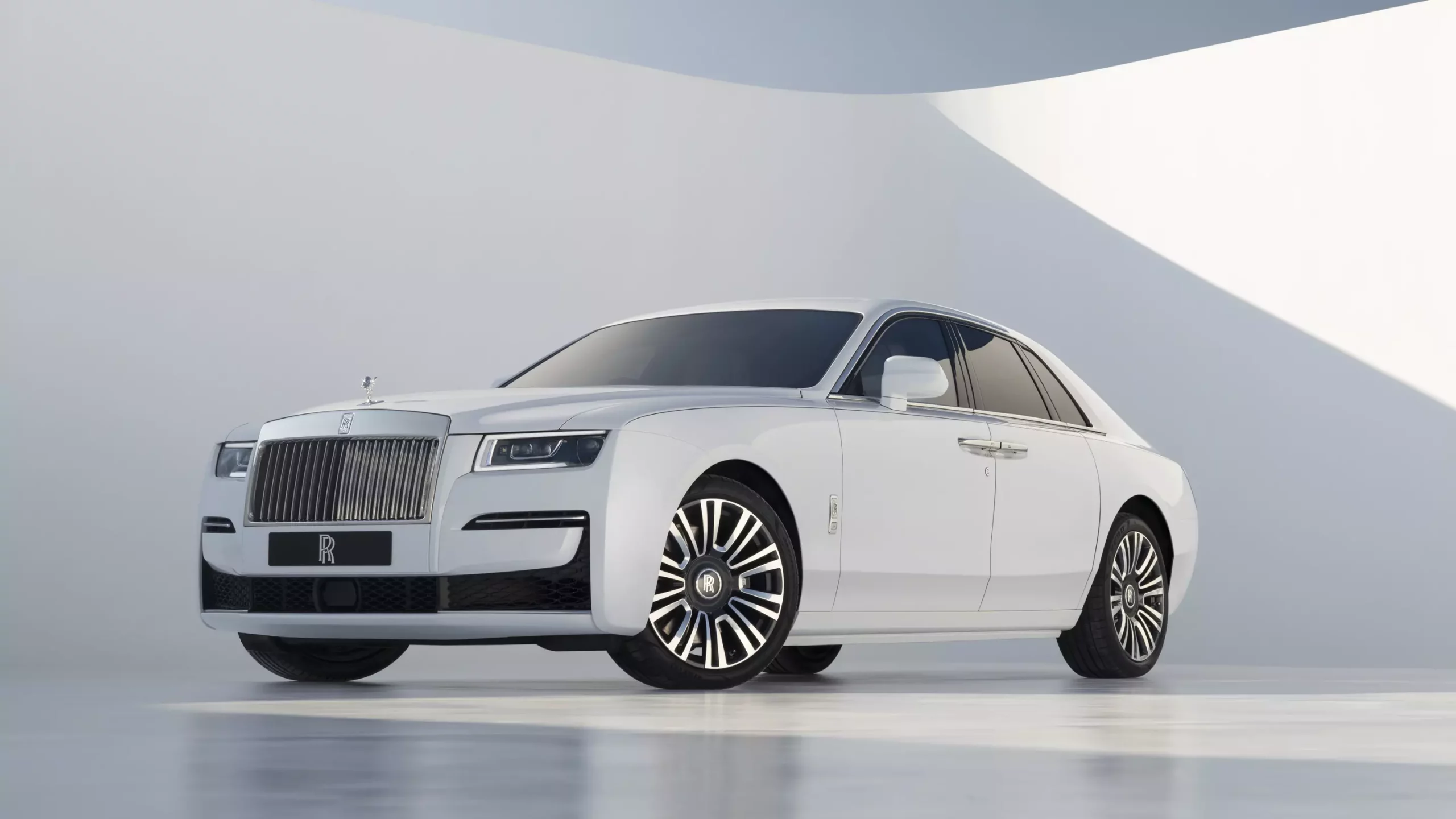 Harga Rolls Royce Ghost Terbaru, Review Lengkap Spesifikasi dan Interior!